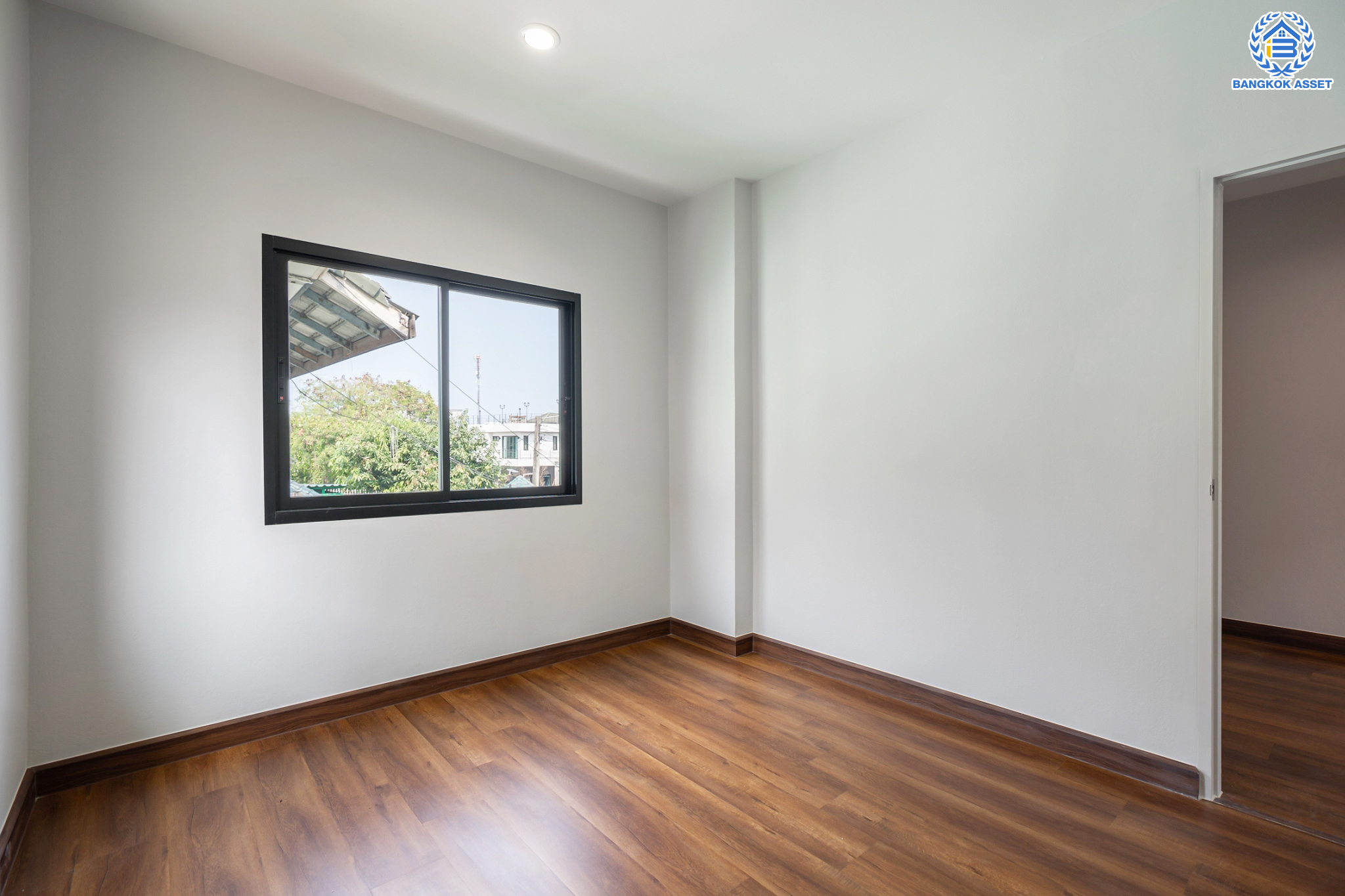 บ้านมือสองตกแต่งใหม่ ม.บุณฑริก วัชรพล-สุขาภิบาล5  เนื้อที่ 81.2 ตร.ว. ฟังก์ชัน 3 ห้องนอน 2 ห้องน้ำ จอดรถได้ 3 คัน บนทำเลเชื่อมต่อหลายเส้นทาง ถ.รามอินทรา ถ.สายไหม และ ถ.พหลโยธิน ใกล้สนามบินดอนเมือง ทางด่วน "รามอินทรา" และรถไฟฟ้าสายสีเขียว "สถานีคูคต"